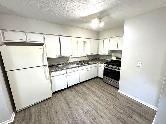 4th image of 2194 N Riley Ave