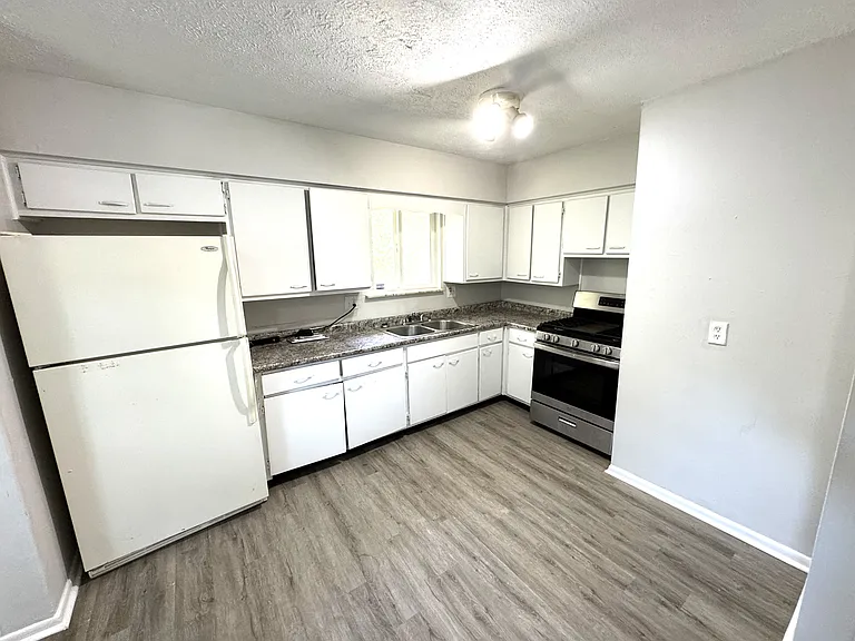 2194 N Riley Ave — Photo 4