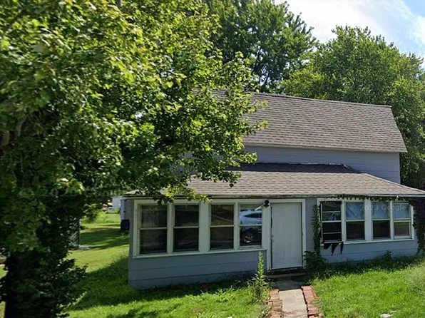 114 E Walnut St, Carrier Mills, IL 62917