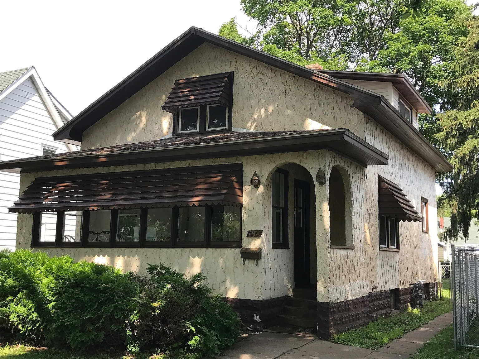 4 bed, $2,100 — Photo 1