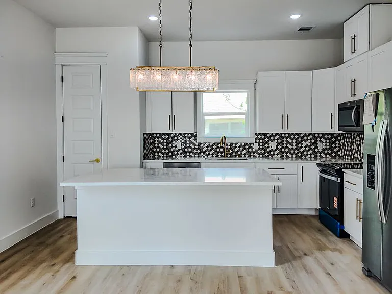 823 N Loop #A — Photo 21