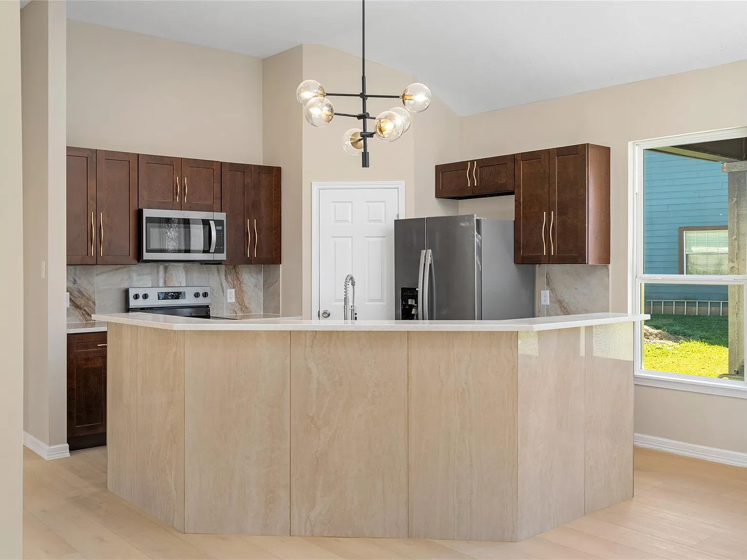 3 bed, 2.5 bath, 1989 sqft, $2,650 — Photo 4