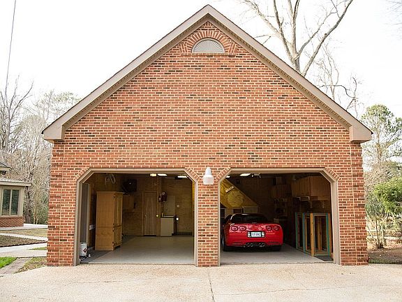 Det garage w/ 1/2 bath & rog