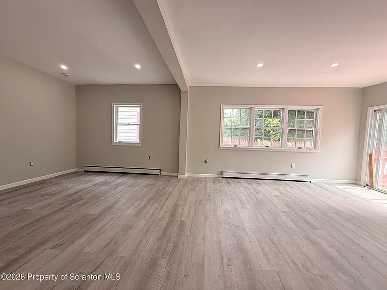 129-131 S Bromley Ave #FRONT — Photo 17