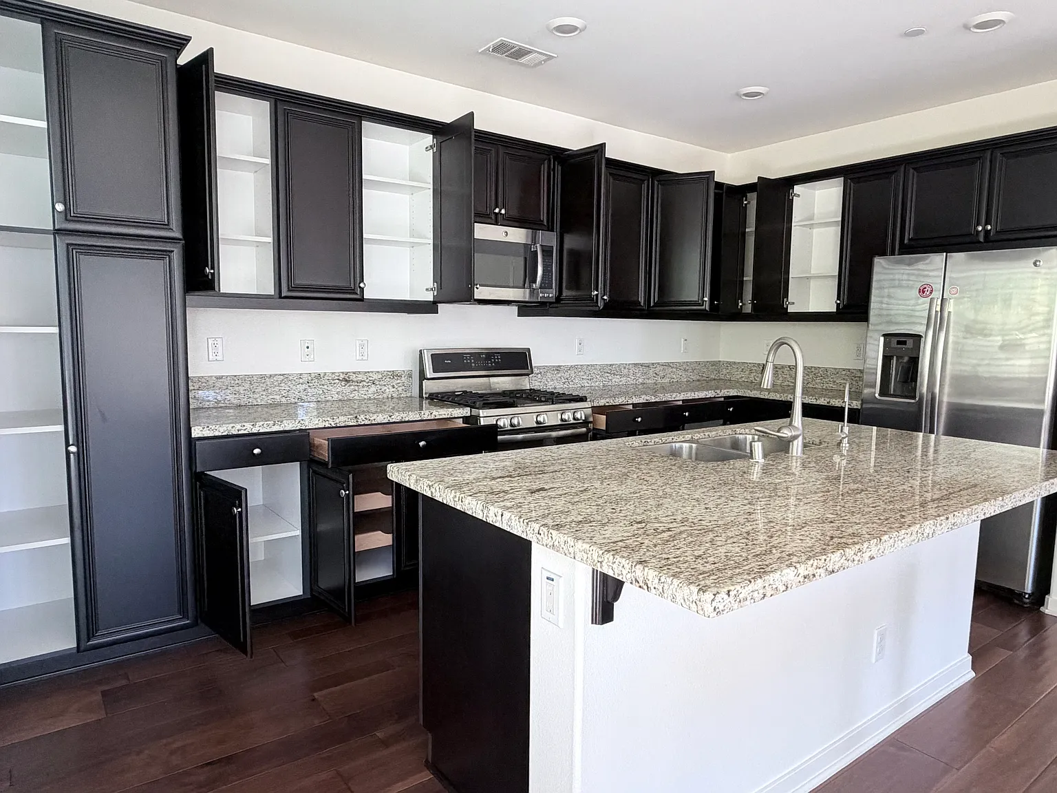 4 bed, 2074 sqft, $4,800 — Photo 2
