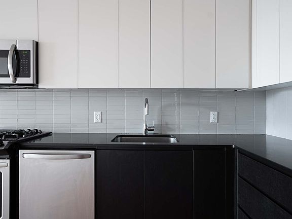 4th image of 31-43 Vernon Blvd #101