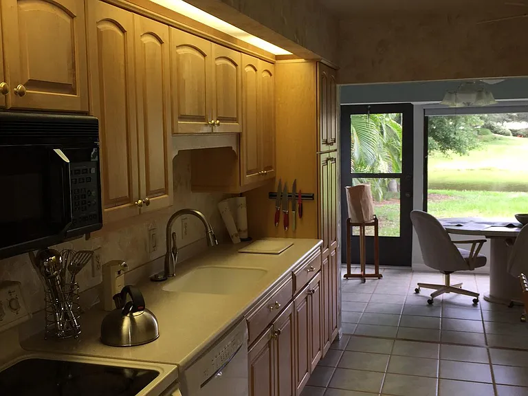 347 Pembroke Ln — Photo 8