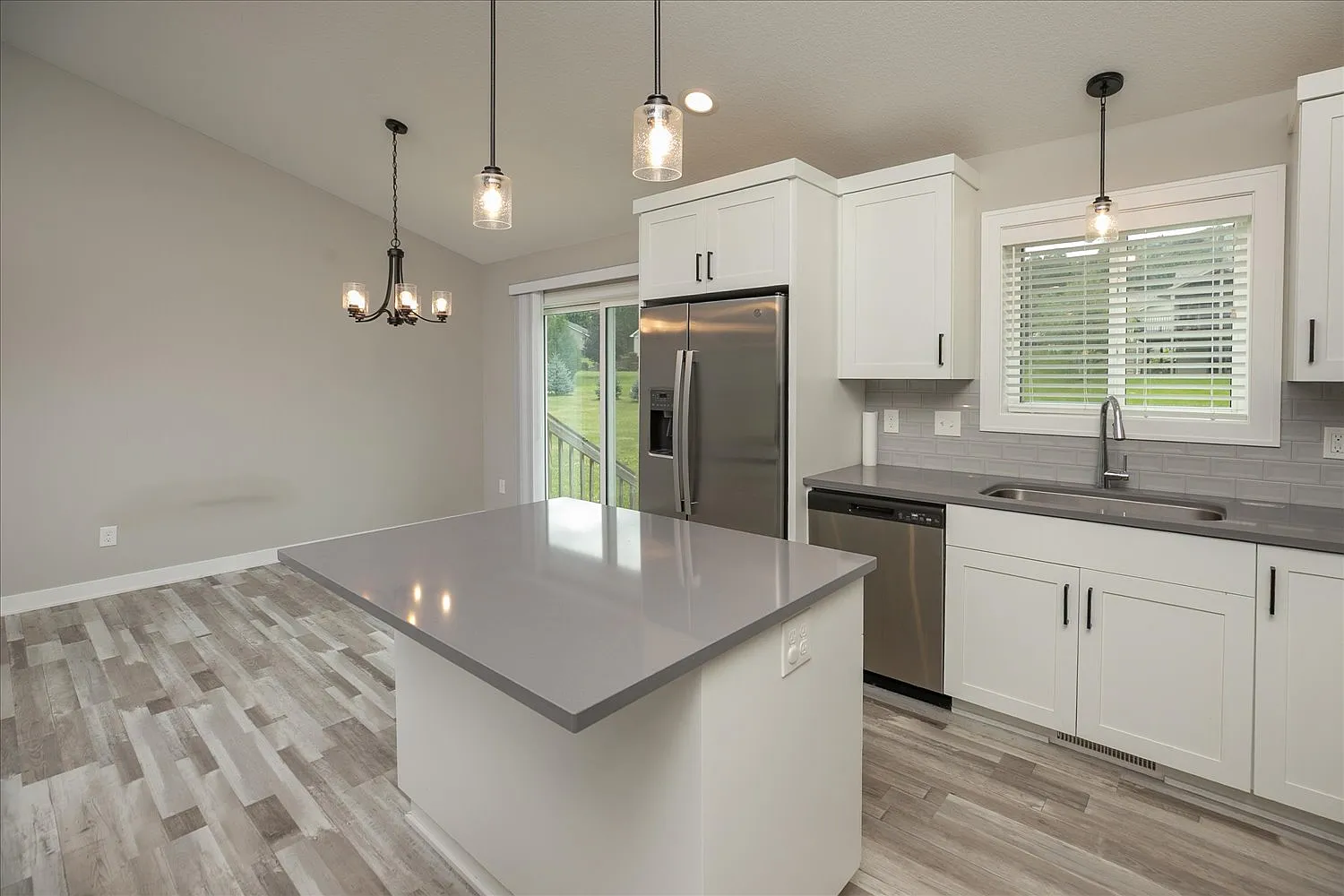 4 bed, 2208 sqft, $2,500 — Photo 2