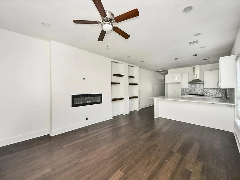 4720 McKinney St — Photo 3