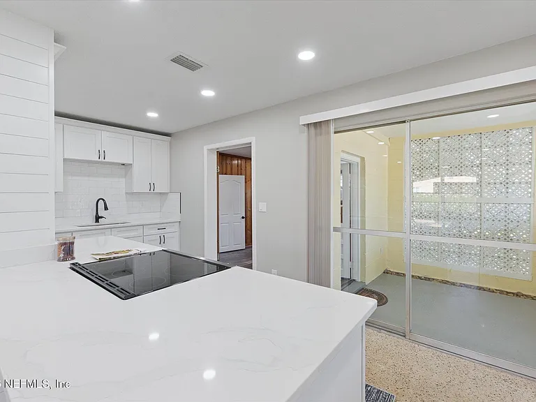 863 Westgate Dr — Photo 10