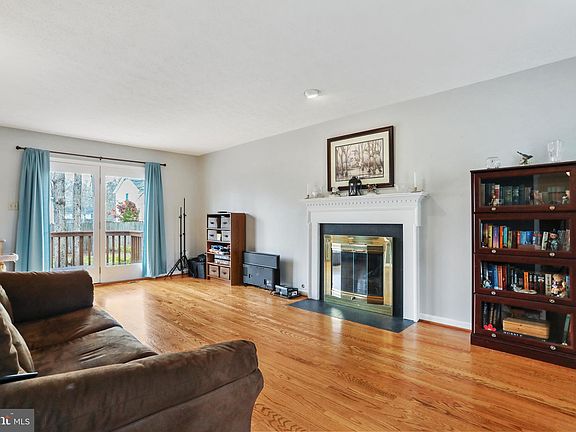 4th image of 104 Moss Ct