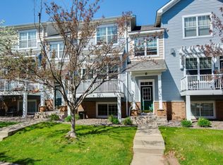 1666 Village Trl E UNIT 2, Maplewood, MN 55109