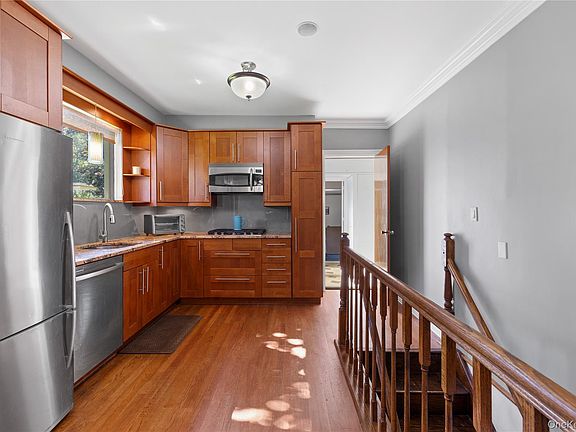 5th image of 206 Cliff Road W