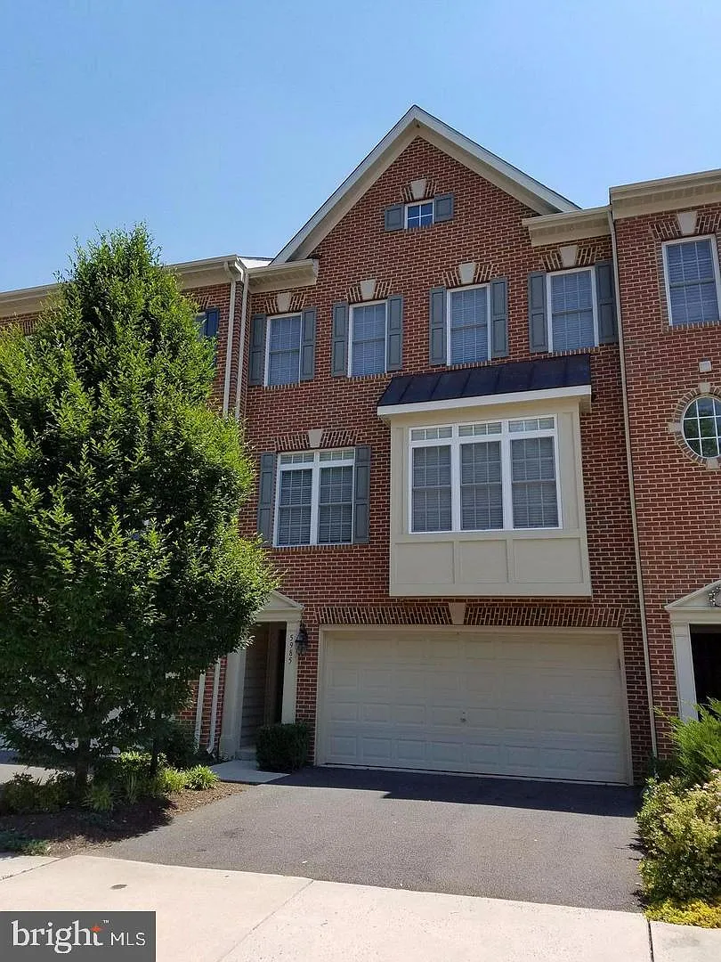 3 bed, 3.5 bath, 2330 sqft, $3,750 — Photo 2