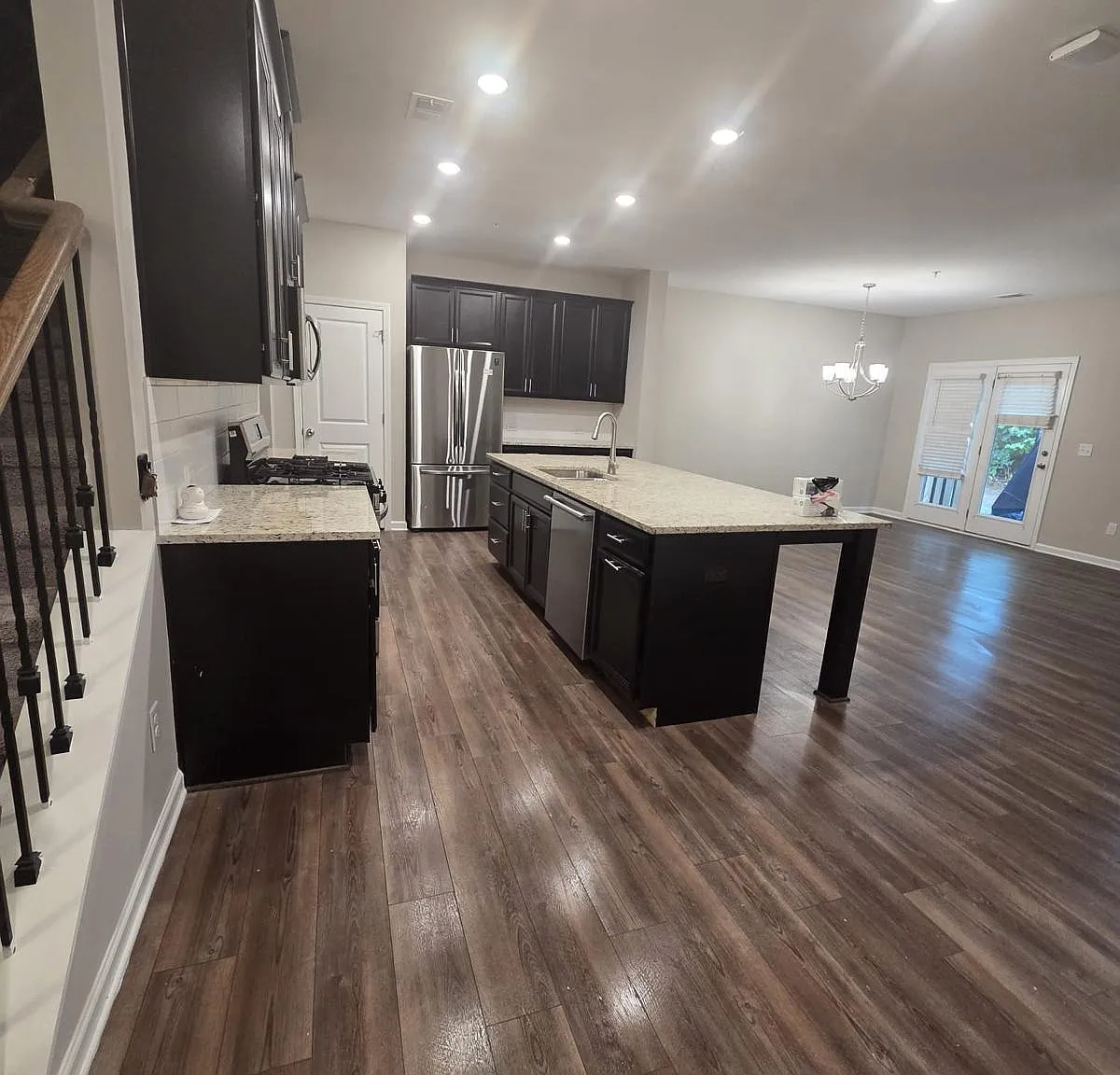 3 bed, 2.5 bath, 2005 sqft, $3,400 — Photo 3