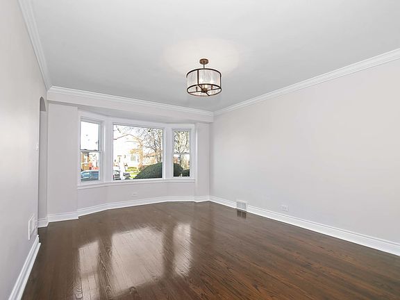 4th image of 3035 N Natoma Ave