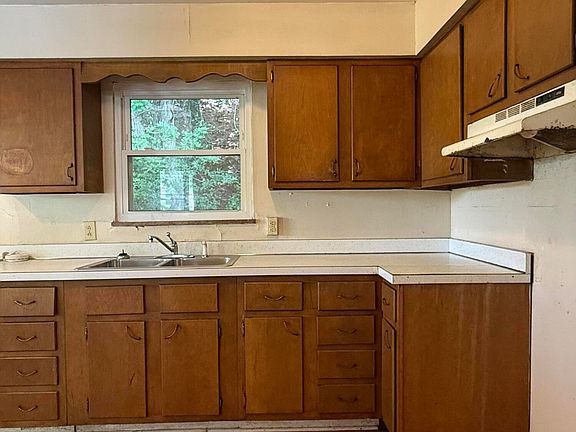 3rd image of 216 McClure Cir