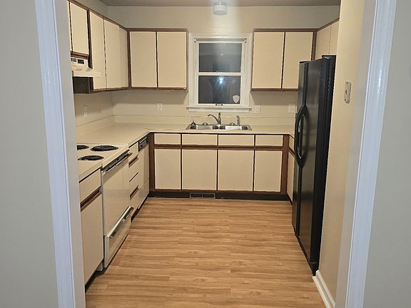 3rd image of 20-22 Wedgewood Cir #20