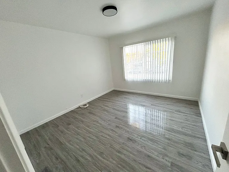 4959 Romaine St — Photo 6