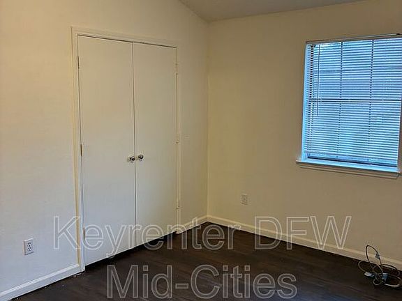4th image of 621 Race St APT 2