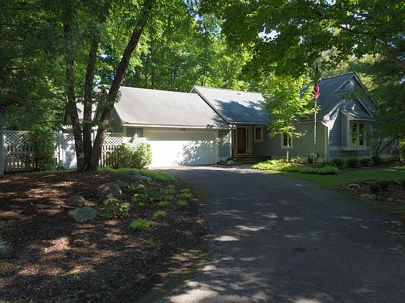 5th image of 848 Center St