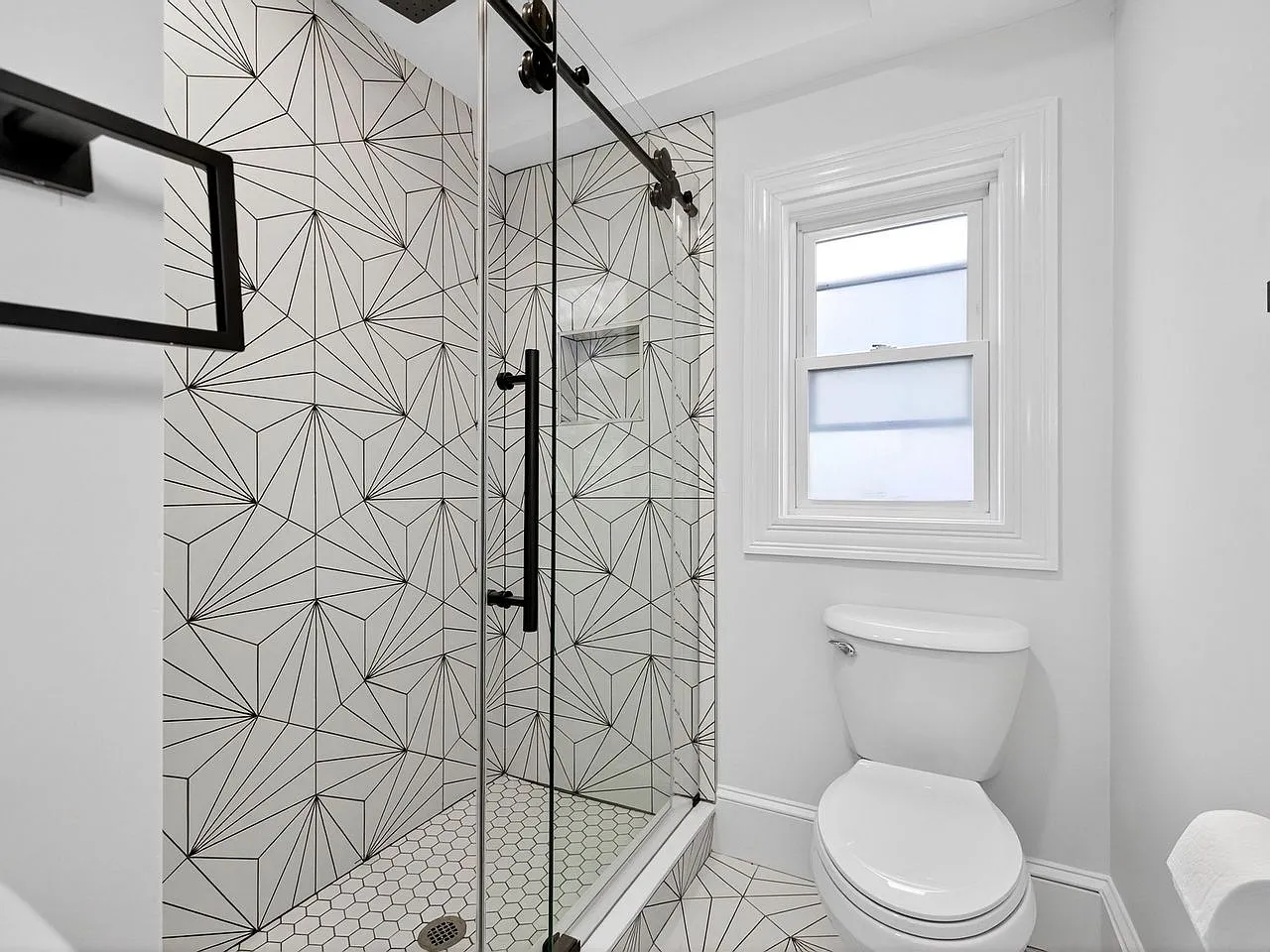 Medford Square / Medford Hillside area, 3 bedroom, 2 bathroom apartment — Photo 2