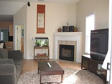 Large den w/fireplace