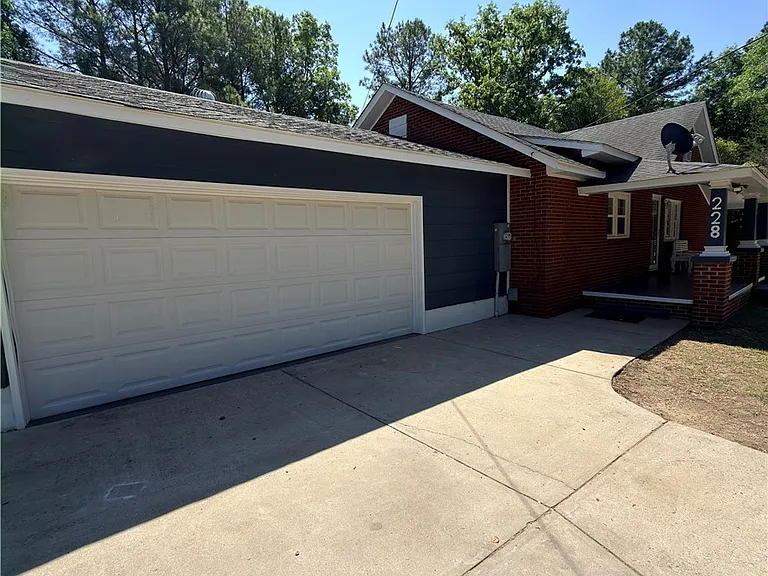 228 Eastwood Ave — Photo 3
