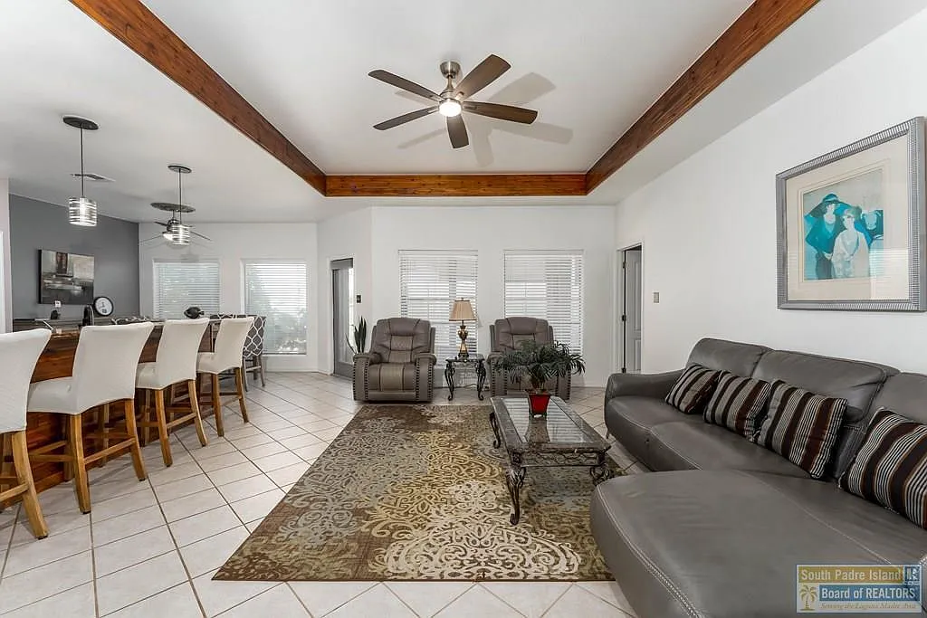 3 bed, 2.0 bath, 1390 sqft, $2,200 — Photo 2