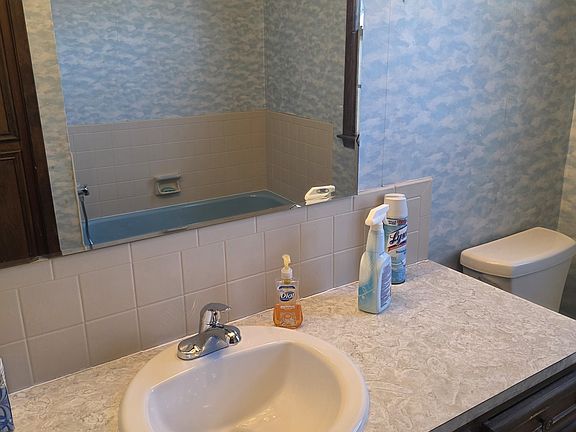 4th image of 373 Farmers Ln