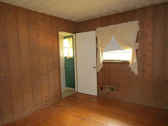 5th image of 6743 Scott Ave N