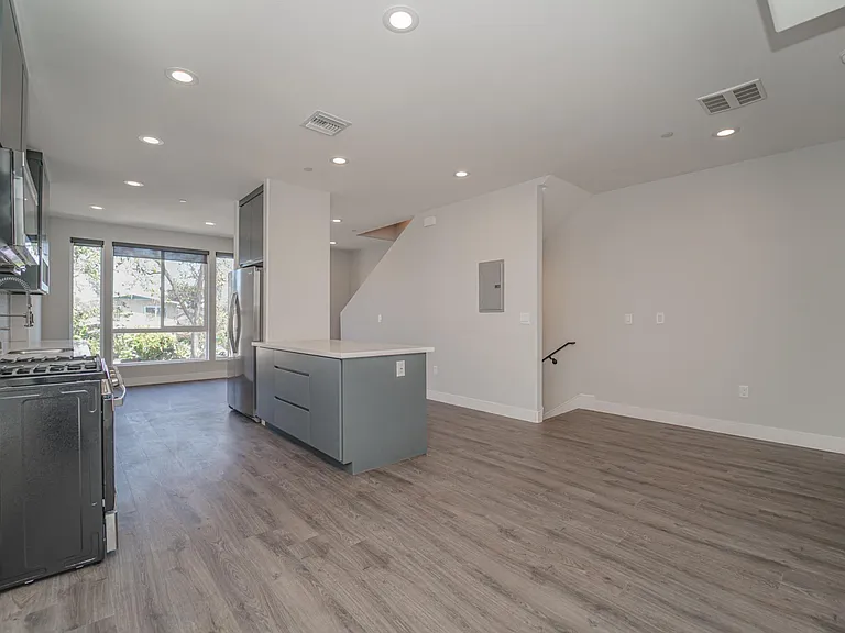 4526 1/2 Saint Charles Pl — Photo 28