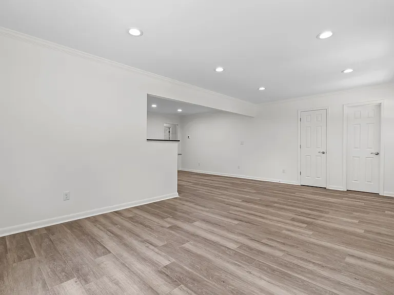 320 Clay St — Photo 4