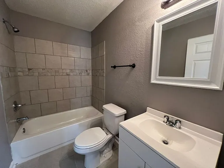 5024 Belfast Dr — Photo 2