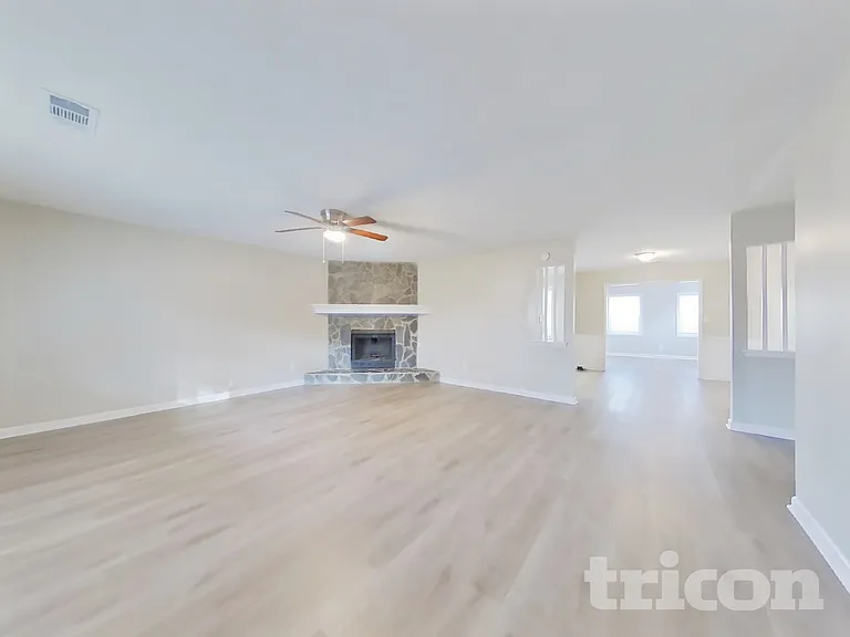 211 Robin Ln — Photo 3
