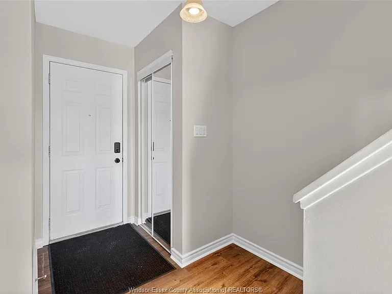 6298 Thornberry Cres — Photo 5