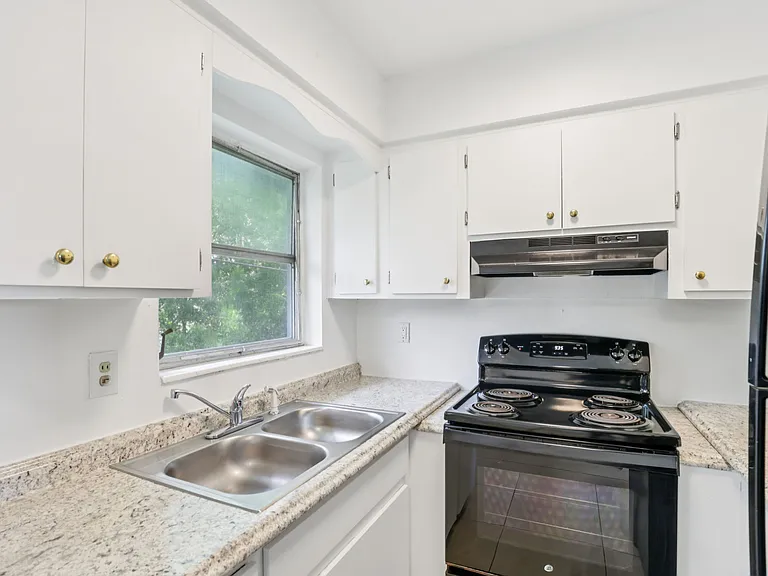 Parkcrest Apartments — Photo 11