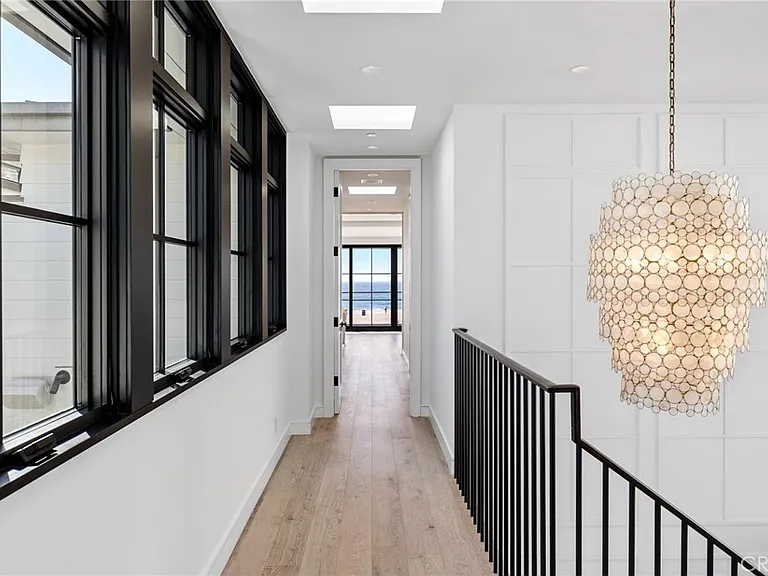 2428 The Strand — Photo 35