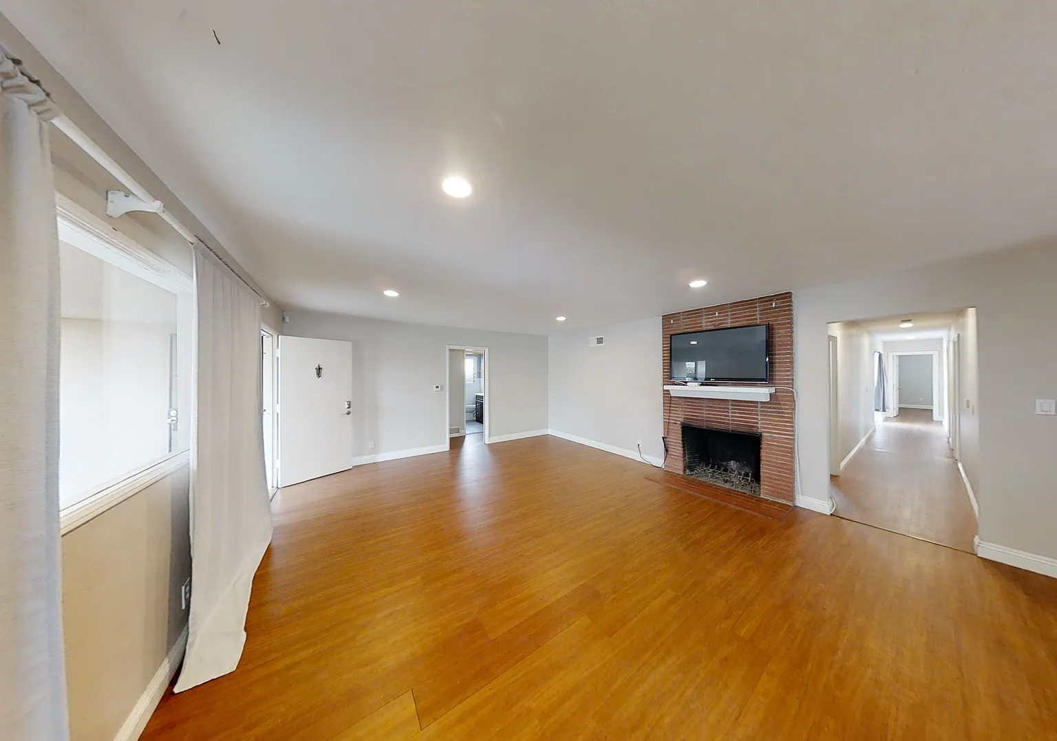 Usually Rents To 8-11 People. Huge 6bd/5ba, Lots Of Parking!! — Photo 4