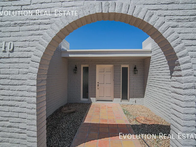 2110 S Shannon Dr — Photo 2