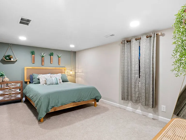 135 S Hooker St — Photo 13