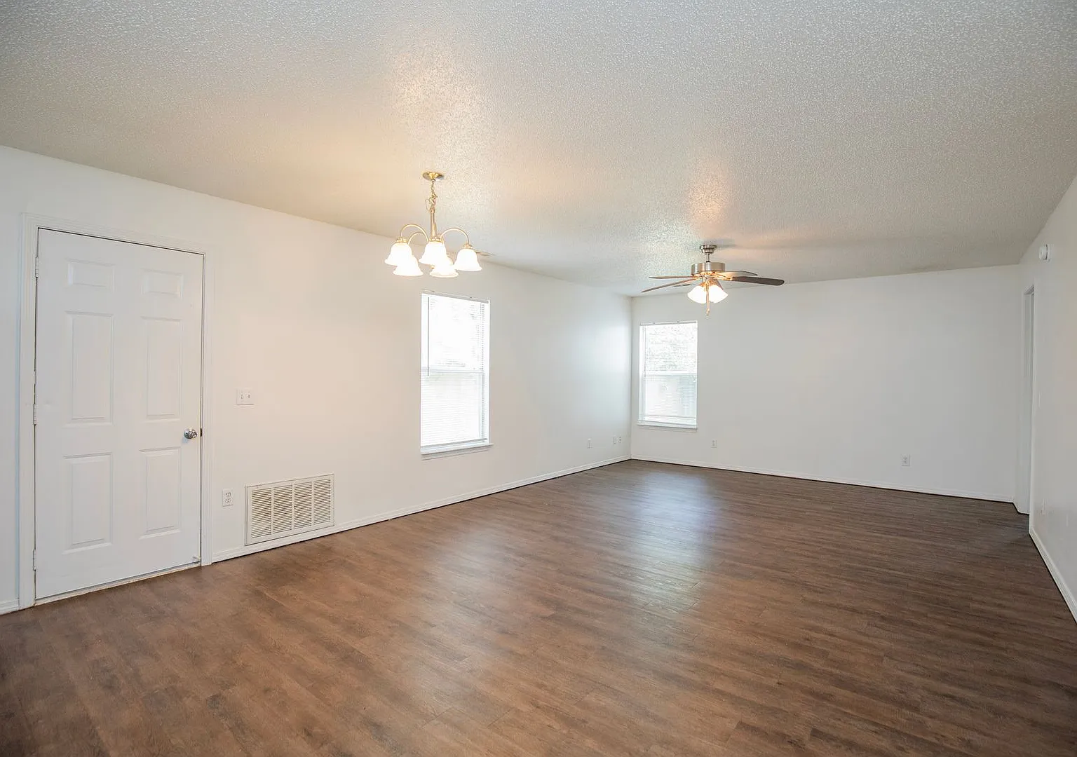 2509 Parkcrest — Photo 3