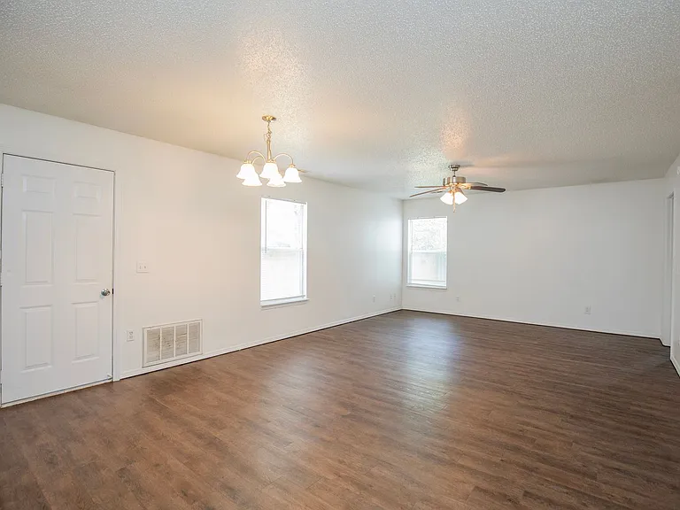 2509 Parkcrest Dr — Photo 3
