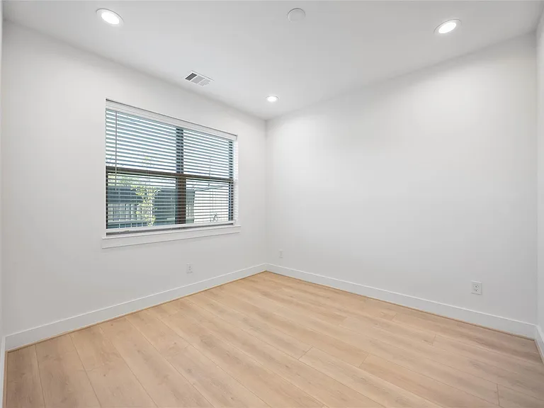 2528 Live Oak St — Photo 7