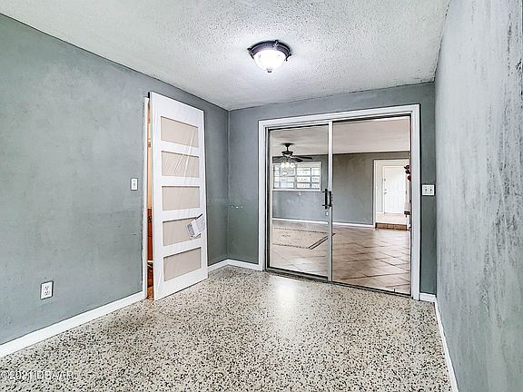 4th image of 879 Loomis Ave