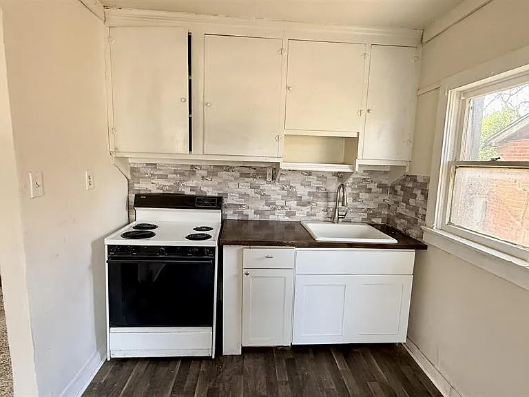 2215 Roberts Ave — Photo 2
