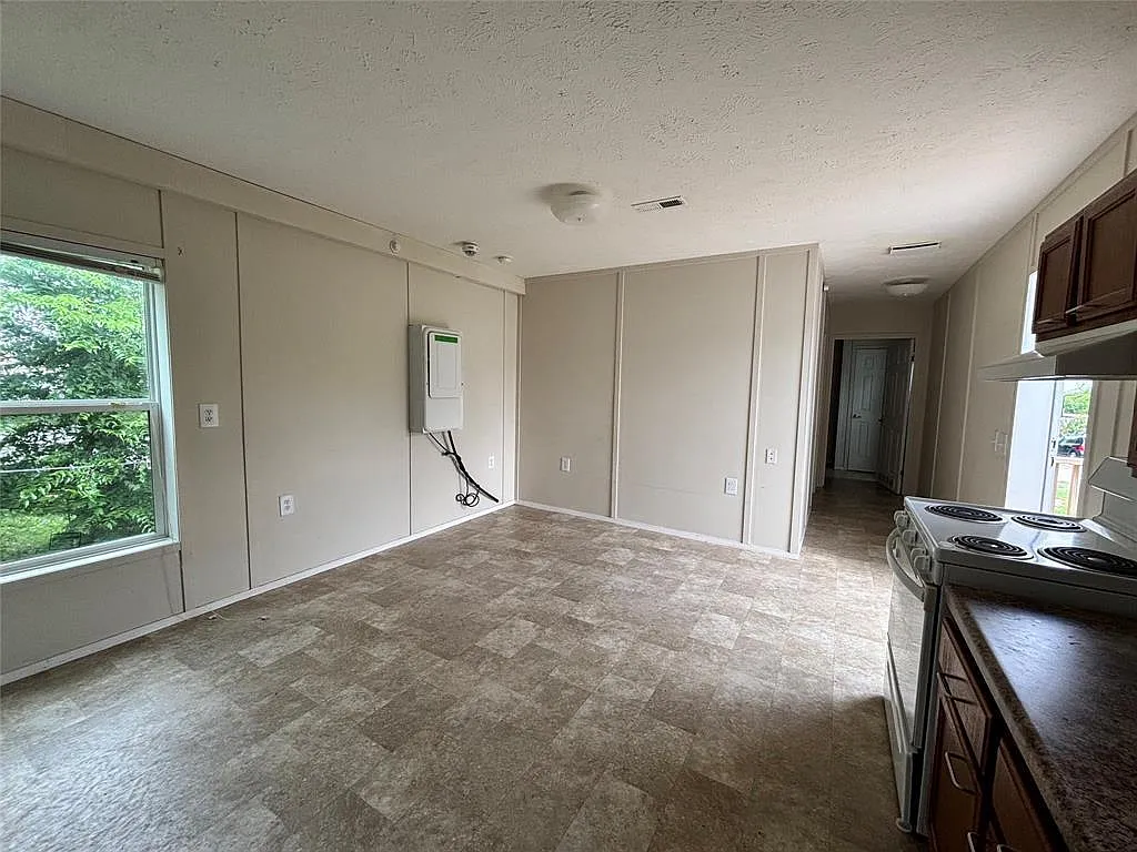 3 bed, 2.0 bath, 800 sqft, $795 — Photo 3