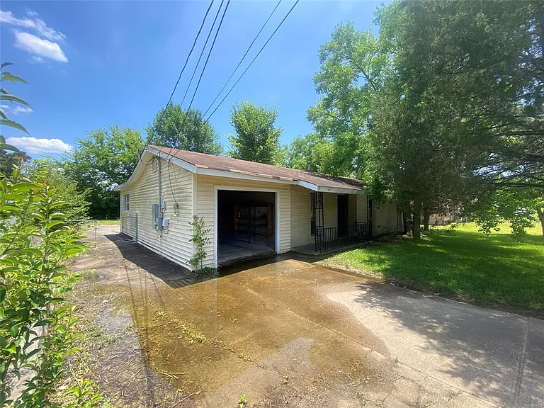 3215 Hackberry Ln — Photo 1
