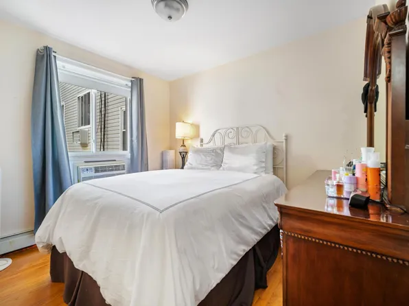 852 Home Street image 16 of 22