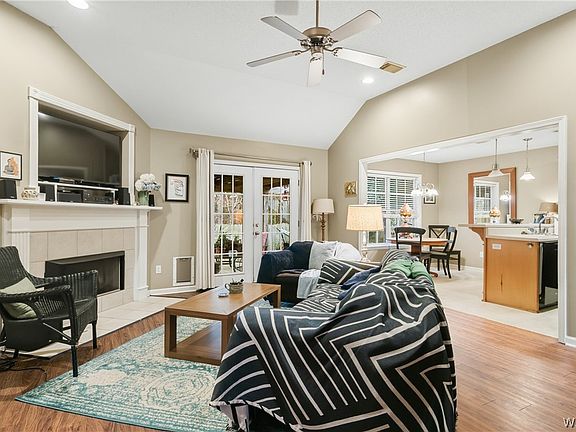 5th image of 4923 Cambridge Dr